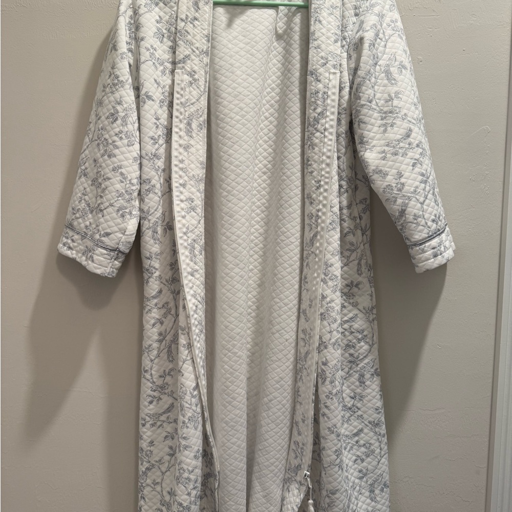 Chic White Patterned Women's Robe - Picture 2 of 7